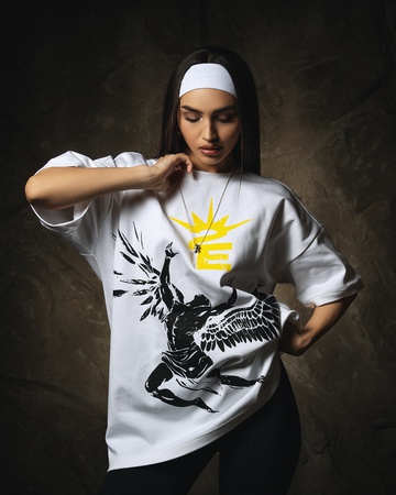 белая футболка