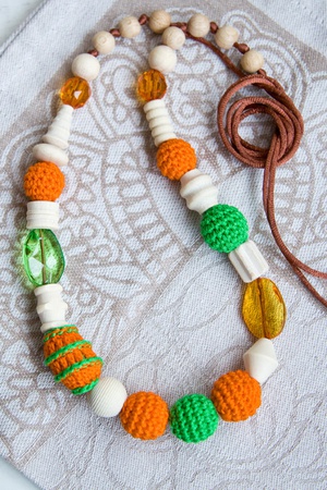 Слингобусы зелено-оранжевые с фигурными бусинами