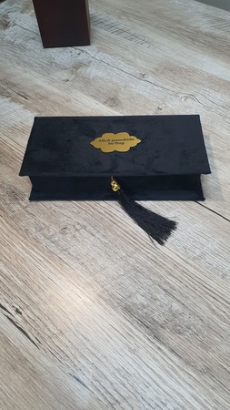 Шкатулка для тасбиха  Размеры: Длина: 18 см Ширина: 9 см Высота: 4 см Материал – Кадифе и hdf фанера Цвет: Белый, Черный, синий, зеленый, красный, фиолетовый