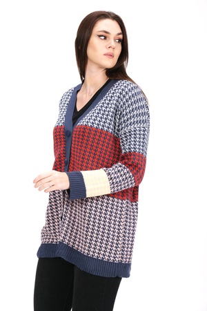Красочный вязаный кардиган с узором "лом"
