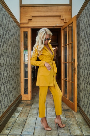 Takım elbise kumaşından üretilmiş pantolon takım.