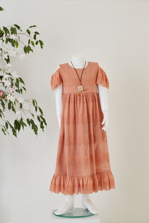 Платье с низким рукавом