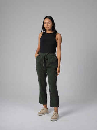 Вельветовая рубашка и стильные брюки.