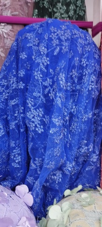 Hochwertige Stickerei auf Tüll