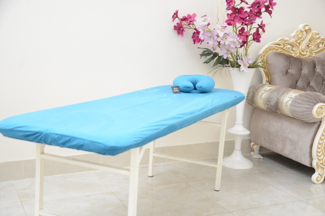 güzellik salonlarının ustaları, ticaret alanında hizmet personeli için önlükler, sabahlıklar ve aksesuarlar