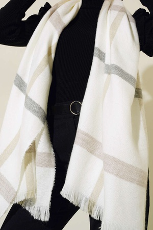 Шерстяная шаль на плечах