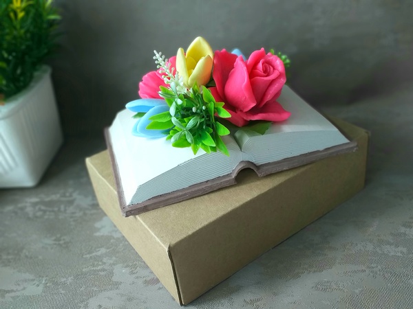 Kitap standı ve bir buket sabun