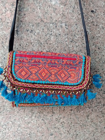 El yapımı Geri Dönüşümlü Banjara kumaş işlemeli Tribal küçük çanta çanta boho çanta etnik Çapraz vücut Mükemmel Hediye kadın onun için festival çantası