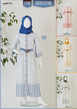 Полосатое платье девушки