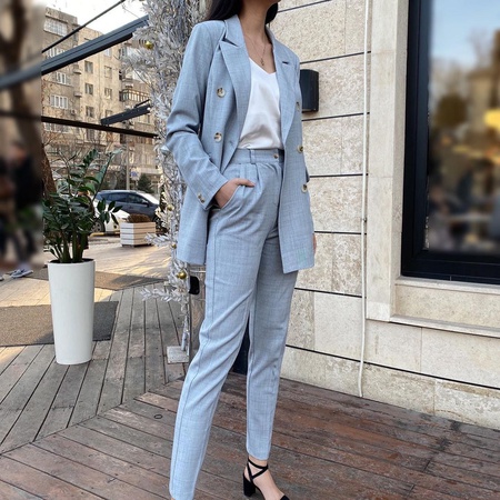 Приталенный, женственный льняной костюм