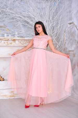 Длинное розовое платье