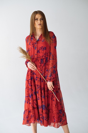 ЯРУСНОЕ ПЛАТЬЕ В ЦВЕТЫ НА КРАСНОМ ФОНЕ