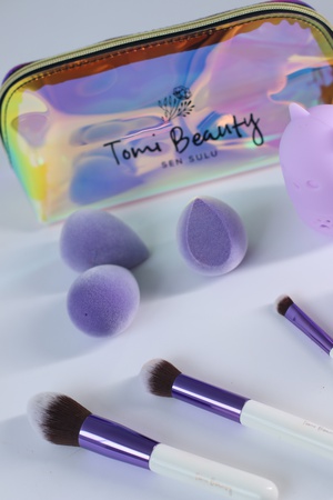 Kremsi mikrofiber dokuları uygulamak için sünger (güzellik blenderi)!