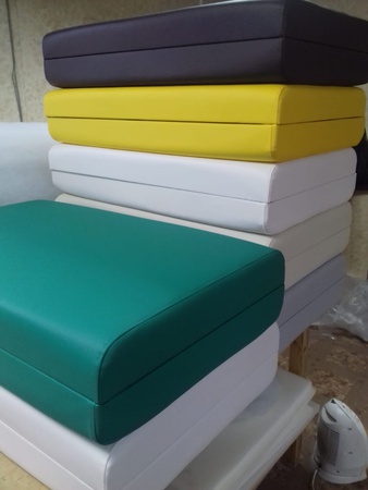 Кушетки, массажные столы.