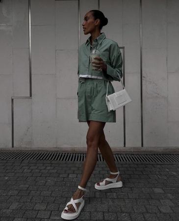 Zweiteiliger Anzug (Hemd – Shorts)