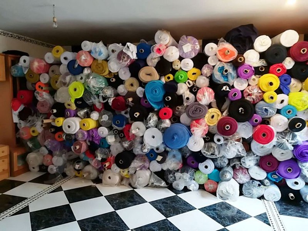 İspanya&#39;dan giysi dikmek için stok.