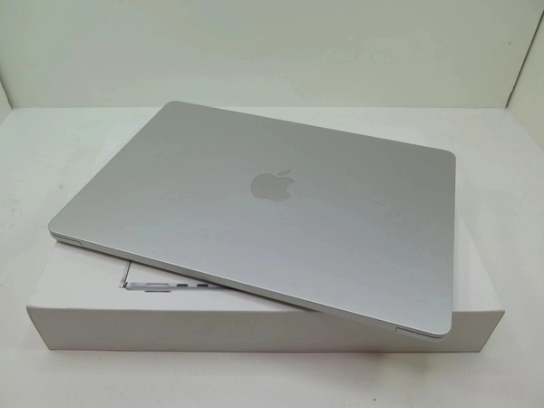 Apple 13.6" MacBook Air M2 8GB RAM 256GB SSD MLXY3LL/A New