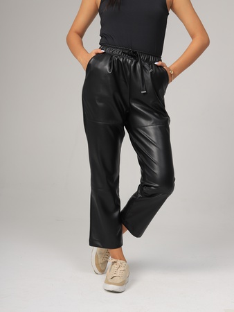 Deri gömlek ve şık pantolon