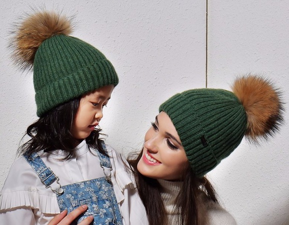 Женская шапка с помпоном