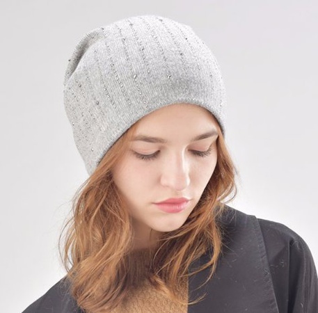 Yapay elmaslı kadın bere şapka