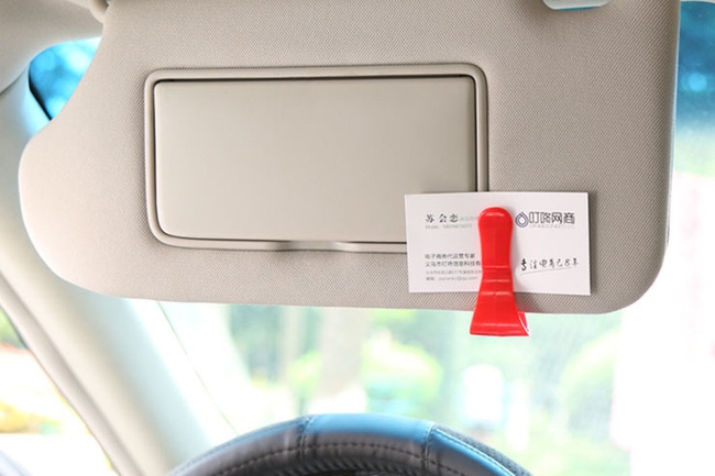 Клипса для очков в автомобиль