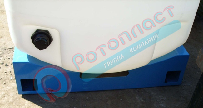 3750 л (с полным сливом) в обрешетке пластиковая прямоугольная емкость