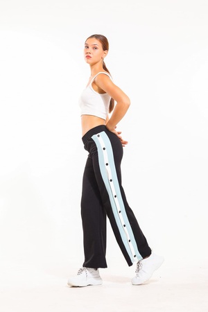 Широкие женские брюки с боковыми кнопками-