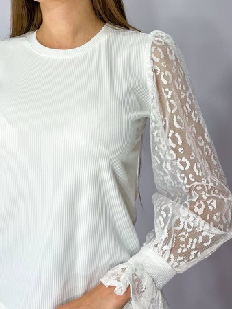 Блузка с гипюром