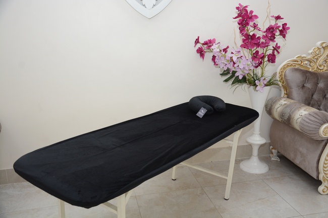 güzellik salonlarının ustaları, ticaret alanında hizmet personeli için önlükler, sabahlıklar ve aksesuarlar