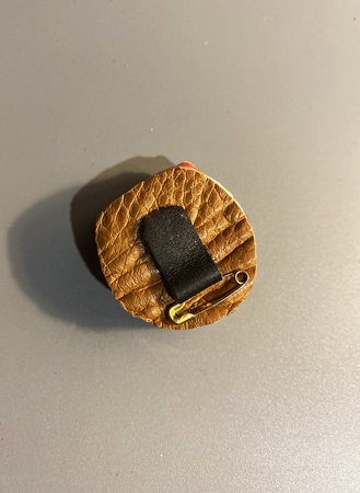 Броши керамические с черепами на фоне из натуральной кожи