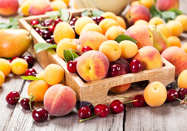Черешня, клубника, абрикосы, слива, яблоки