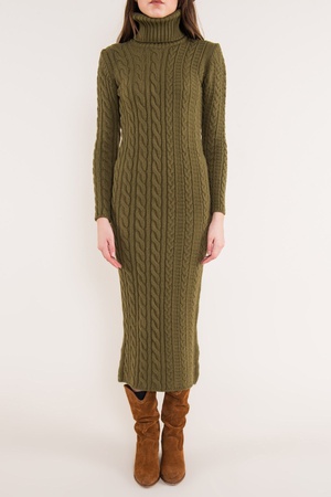 Вязаное платье с воротником "хомут"