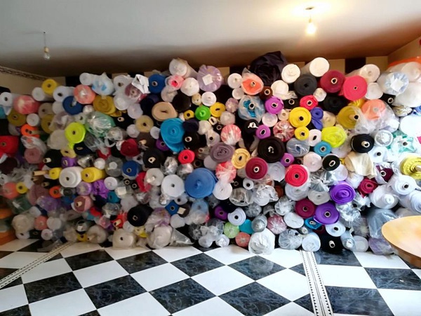 İspanya&#39;dan giysi dikmek için stok.