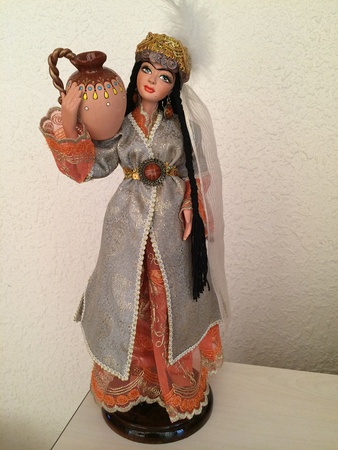 Orta Asya'nın ulusal kostümlerinde koleksiyonluk bebekler