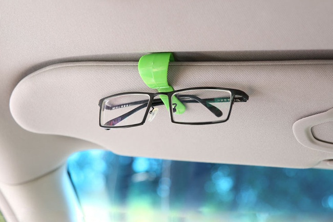 Клипса для очков в автомобиль