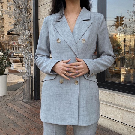 Приталенный, женственный льняной костюм