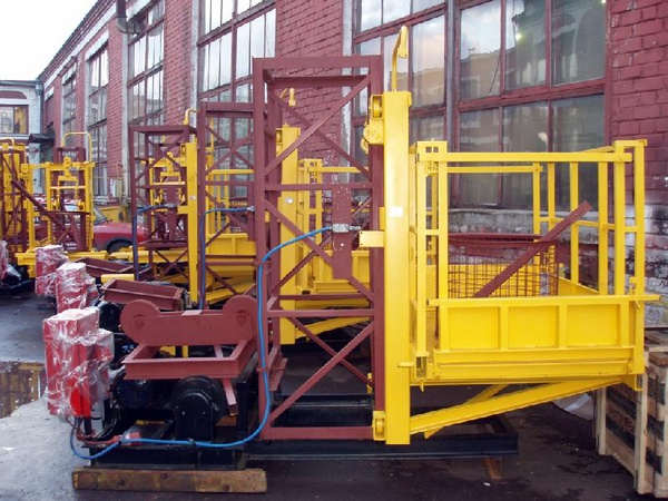 Строительный мачтовый подъемник ПМГ г/п 1000 кг