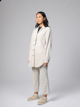 Вельветовая рубашка (удлиненная) и стильные брюки.