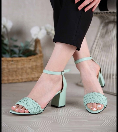 Женские босоножки на каблуке с ремешком однотонной вязки