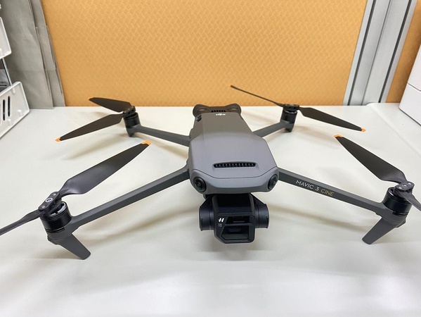 DJI Mavic 3 — камерный дрон с 4/3 CMOS-камерой Hasselblad, видео 5.1K, картой Micro SD на 128 ГБ, устройством чтения карт памяти USB 3.0, посадочной площадкой, водонепроницаемым рюкзаком и многим другим