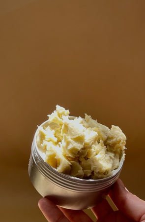 Doğal karite yağı (shea yağı), doğal hammaddeler, doğal kozmetikler. Kremsi bir renge ve hoş bir ceviz-odunsu kokusuna sahiptir