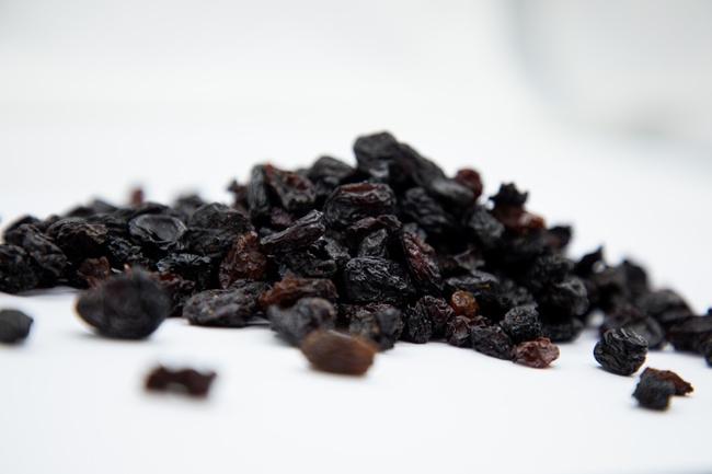 Özbek kuru meyvelerinin teslimi (siyah ve kırmızı kuru üzüm)