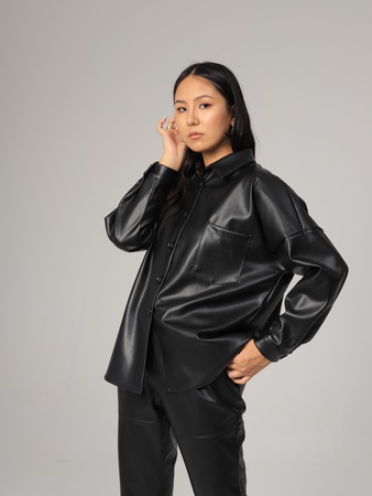 Deri gömlek ve şık pantolon