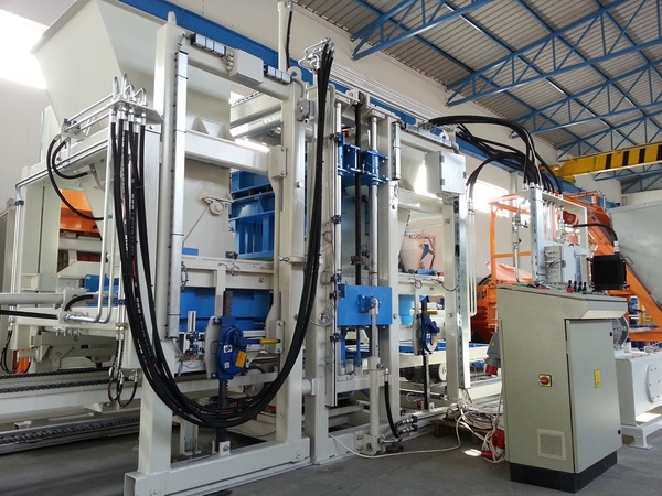 Blok, bordür, kaldırım taşı üretimi için en yeni nesil SUMAB R 400 vibropres