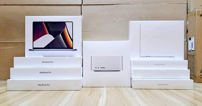 Apple MacBook Air 13.3" with Retina Display, M1 Chip with 8-Core CPU and 7-Core GPU, 16GB Memory, 256GB SSD, Space Gray