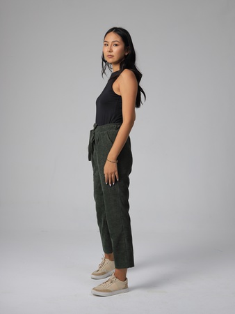 Вельветовая рубашка и стильные брюки.