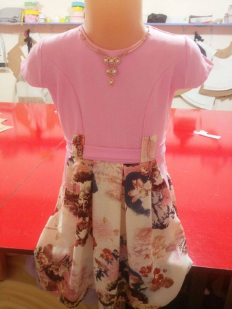 3-6岁女孩的连衣裙。