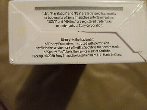 Новая Sony PlayStation 5 с двумя контроллерами и пультом PS5