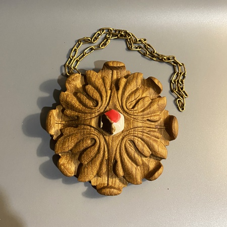 Deri arka planda seramik uçlu meşe kolye