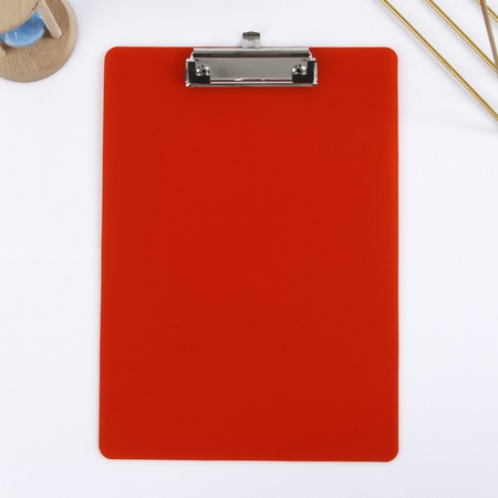 Цветной пластиковый зажим для доски формата А4 можно повесить на креативную студенческую тестовую бумагу